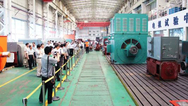 西安泰富西瑪電機(jī)成功開(kāi)發(fā)YR系列4500KW大型廢鋼鐵破碎電機(jī)。